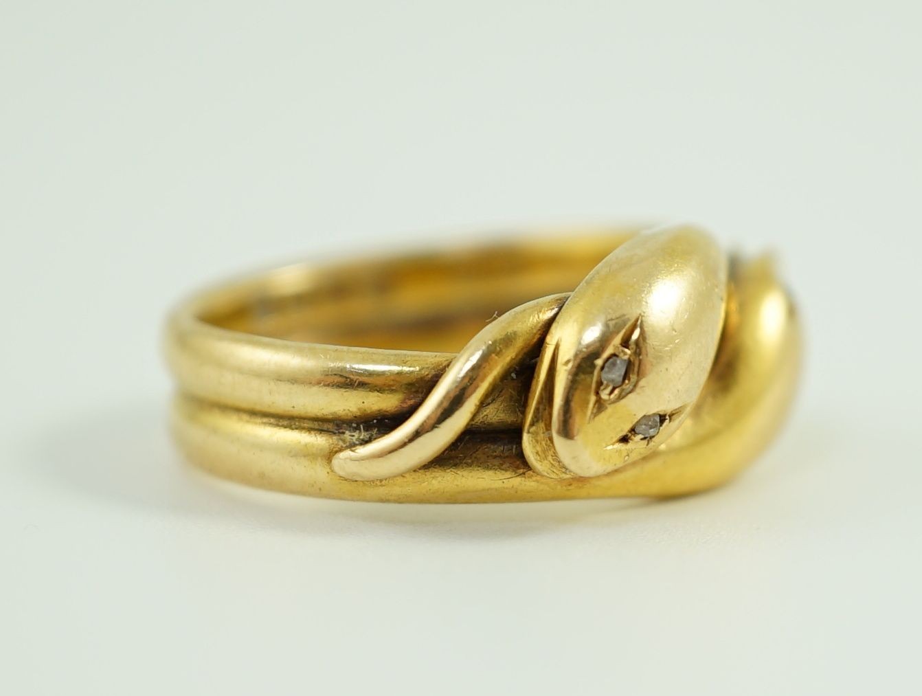 An Edwardian 18ct gold entwined twin serpent ring